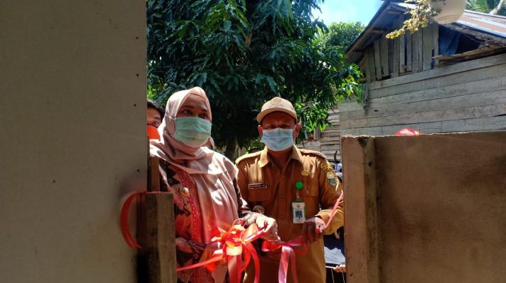 Saat meresmikan Program WC rumah sehat Keluarga miskin, di Desa Danau Kedap Kecamatan Muaro Sebo, Senin (30/11/2020) Bupati Muaro Jambi Masnah Busro singgung saol lahan sawah. 
