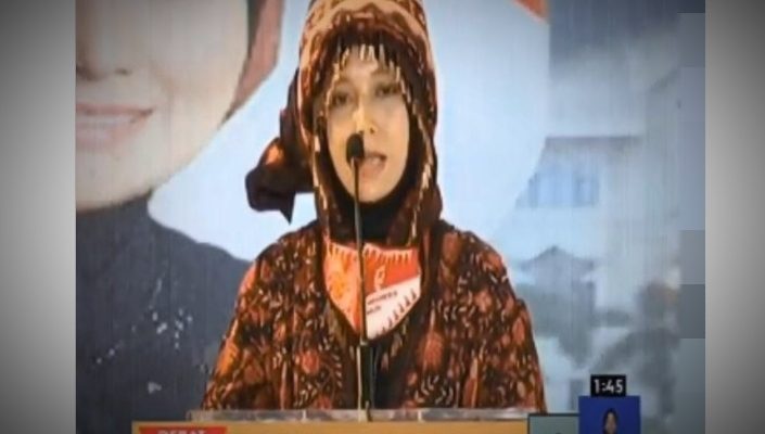 Cawagub Jambi Ratu Munawaroh Zulkifli tampil mempesona, dan memukau dalam debat kandidat Cawagub Jambi sesi kedua, Sabtu (21/11/2020). Saking cinta nya akan budaya Merangin, Ia bahkan kenakan tengkuluk  Renah Pembarab. 