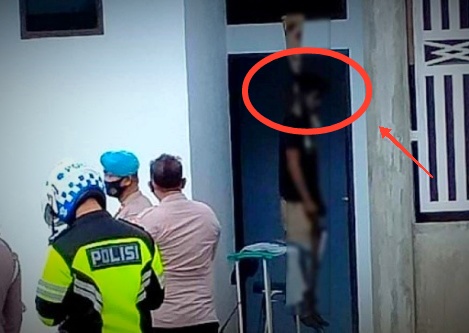 Masyarakat setempat di buat geger, dengan penemuan oknum seorang polisi yang tewas gantung diri, di belakang rumahnya, pada Senin kemarin (23/11/2020).