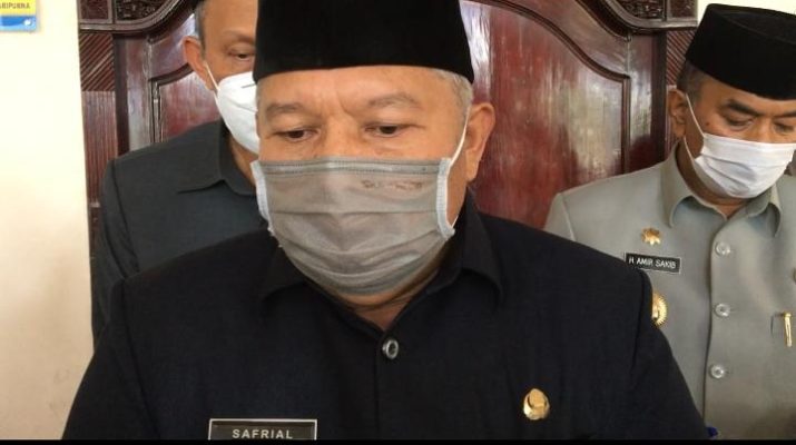 Bupati Tanjabbar Safrial Ms, lebih memilih Walk Out dari rapat paripurna Penyampaian Laporan Badan Anggaran DPRD, Senin (30/11/2020).