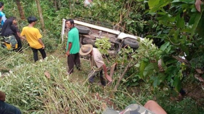 Nasib tragis menimpa rombongan yang hendak pergi ke pesta ini. Mobil yang di tumpangi malah masuk ke jurang dan menyebabkan dua orang tewas.
