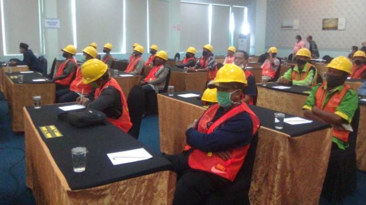 Para pekerja konstruksi meminta kepada mandor untuk menjalin komitmen dalam upah. Hal ini, di sampaikan oleh salah satu perwakilan tukang.