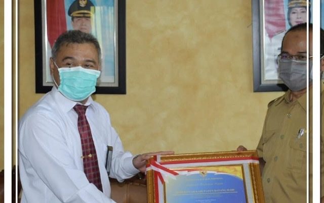 Pemkab Batang Hari terima penghargaan dan tropi dari Menteri Keuangan RI, yang diserahkan langsung kepada Pj.Sekda Batang Hari,Ir.H.R.M.Mulawarmansyah,M.Si, Senin (02/11) Siang.