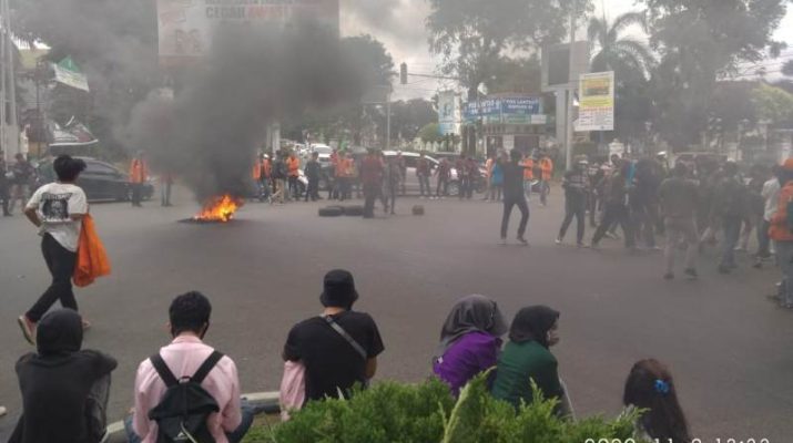 Puluhan mahasiswa di Jambi, kembali gelar aksi Demo untuk tolak Omnibus Law, di Simpang IV Bank Indonesia Telanaipura Kota Jambi,