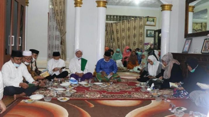 BERITA PILGUB - Istri Cagub Jambi Cek Endra, Rosita Ednra datang ke kediaman Alamarhum Bawai, guna bacakan yasin, tahlil dan doa.