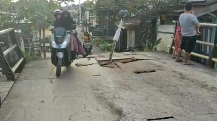 BERITA TANJABBAR - Bangunan jembatan utama di Tanjabbar yang mengalami kerusakan cukup parah. Hal ini, ditemukan di dalam kota Kuala Tungkal.