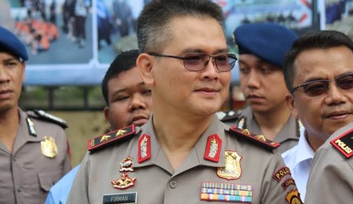 Baru-baru ini beredar kabar bahwa, pejabat tinggi Kepolisian daerah Kapolda Jambi, Firman Santyabudi dimutasi dari jabatannya. Tak ayal, hal ini membuat heboh masyarakat di Provinsi Jambi.
