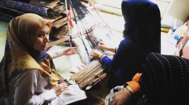 Selain Batik, Cawagub Jambi Ratu Munawaroh juga tertarik kembali untuk mengembangkan kain songket Jambi. Hal ini tak terlepas dari bahwa