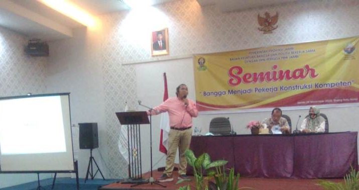 Seminar yang di gelar dengan tema ' Bangga Menjadi Pekerja Konstruksi Kompeten ' yang di laksanakan di Shang Ratu Hotel, kota Jambi, Minggu.