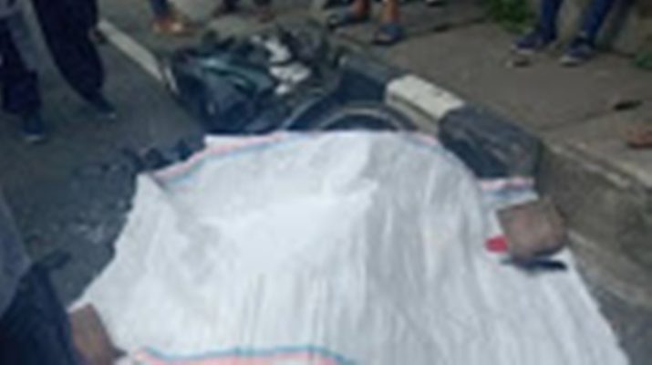 RH (14) seorang siswi SMP tewas terlindas usai dirinya berusaha salip truk. Diketahui, korban meninggal dunia ditempat setelah dirinya.