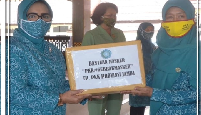 Ketua TP-PKK Provinsi Jambi Rahima Fachrori beserta rombongan, menghadiri Road Show PKK Gebrak Masker di pendopo rumah dinas Bupati Batang Hari, Selasa (15/09/2020).