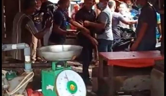 Timses Cagub no urut 3 Al Haris hampir bentrok dengan salah satu pedagang ikan, saat melakukan blusukan di pasar atas Sarolangun.