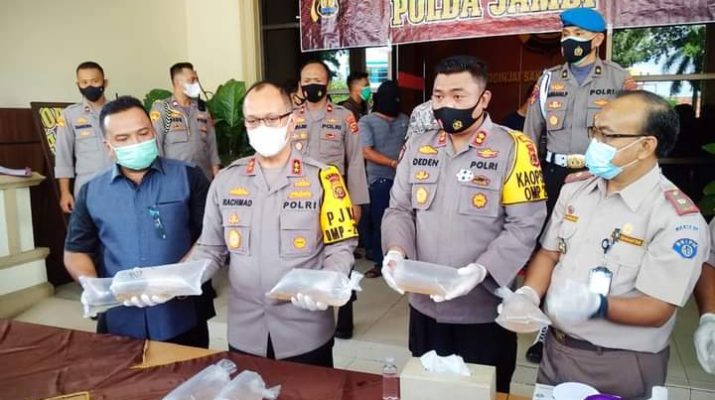 Polres Kabupaten Tanjabtim berhasil mengamankan 27 box baby lobster, beserta 3 pelaku yang di duga akan melakukan penyeludupan tadi malam, Kamis (17/12/2020).