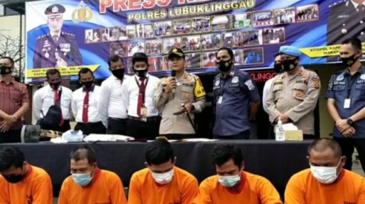 Baru-baru ini masyarakat kembali di hebohkan, di mana 6 orang oknum polisi dan 16 wanita di amankan pihak kepolisian. Hal ini lantaran terlibat, dalam perbuatan terlarang.