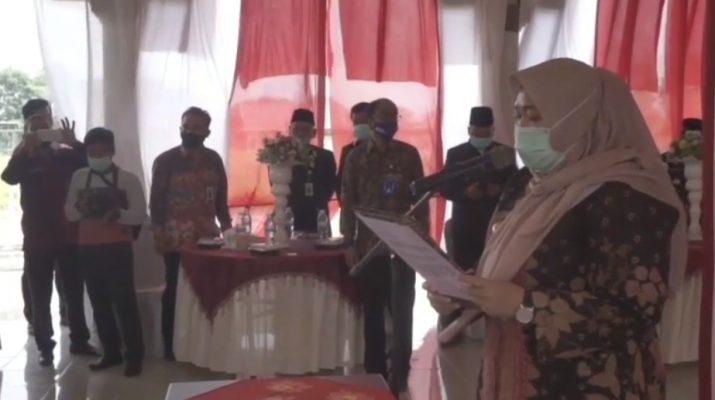 Bupati Muaro Jambi, Masnah Busro lantik BPD se-Kecamatan Maro Sebo, pasda hari Kamis 12 November 2020.