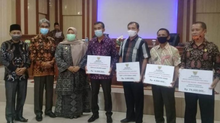 Bupati Muaro Jambi Hj Masnah Busro salurkan Zakat, Infaq, dan Shodaqoh (ZIS) yang dikumpulkan oleh BAZNAS Kabupaten Muaro Jambi,