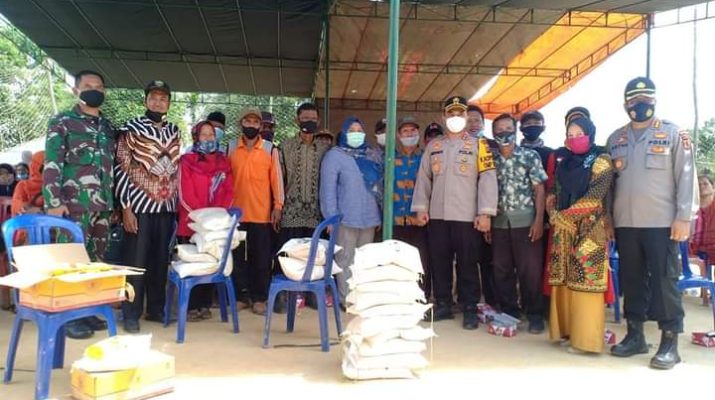 Usai berdiskusi menyelesaikan sengketa tapal batas Bahar selatan, antara Kabupaten Batang Hari dan Kabupaten Muaro Jambi, bupati  berikan bantuan sosial, sabtu (05/12/2020).