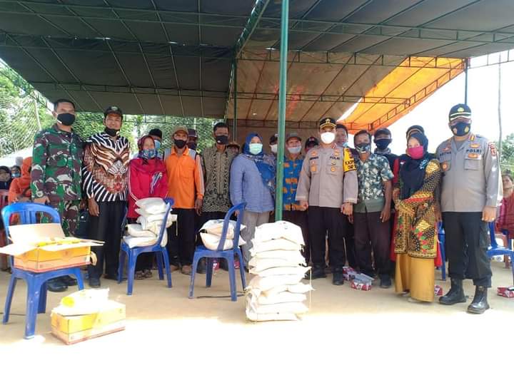 Persoalan TPS di tapal batas Kabupaten Muaro Jambi-Batanghari sempat memanas. Polemik yang berbuntut tapal batas itu, Bupati langsung turun ke Bahar Selatan, Sabtu (5/12/20) pagi.