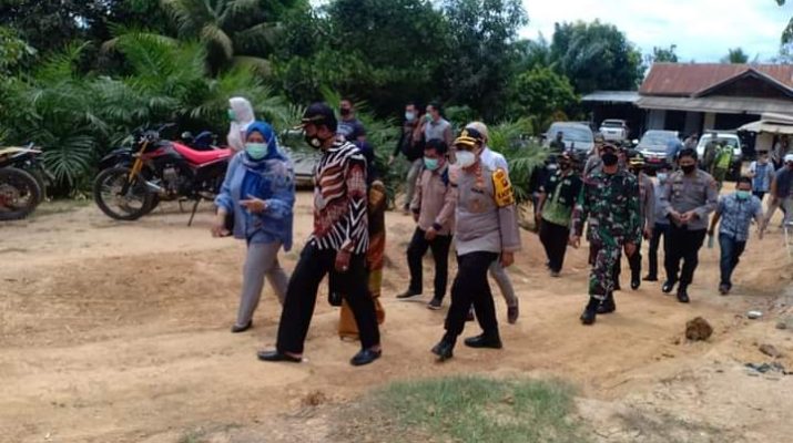 Persoalan TPS di tapal batas Kabupaten Muaro Jambi-Batanghari sempat memanas. Polemik yang berbuntut tapal batas itu, Bupati langsung turun ke Bahar Selatan, Sabtu (5/12/20) pagi.
