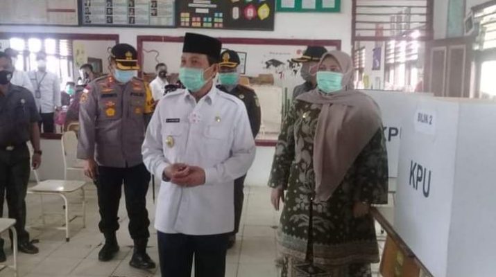 Bagiakan tak kenal lelah, Bupati Muaro Jambi Masnah Busro Gencar pantau tiap TPS, Rabu (09/12/2020) yang ada di Kabupaten Sailun Salimbai tersebut. Bahkan, Ia juga tak luput menyapa petugas dan warganya, seraya melaksanakan tugasnya sebagai kepala daerah. 