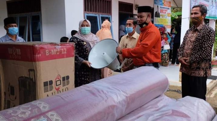 Bertempat di Kantor Desa Pemunduran, Kecamatan Kumpeh Ulu, Jumat (11/12/20) siang, Bupati Muaro Jambi serahkan bantuan dampak Covid-19. Bupati juga resmikan jalan Pisew.