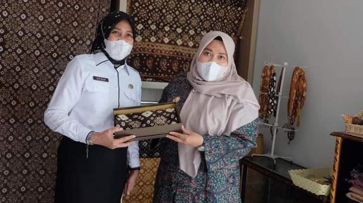 Bupati Muaro Jambi, Hj Masnah Busro Rabu (16/12/20) melakukan serangkaian kunjungan kerja di Musi Banyuasin, Sumatera Selatan. Galeri Gambo Muba salah satu titik kunjungan