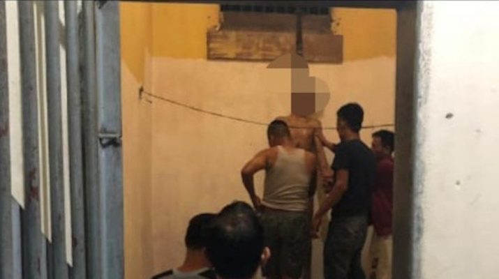 Seorang napi kasus pembunuhan di temukan tewas gantung diri dengan menggunakan sebuah kain sarung. Di ketahui, kejadian napi