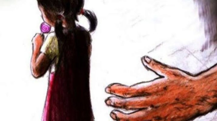 Pria yang merupakan suami dari guru PAUD, harus terancam 15 tahun penjara. Lantaran pria tersebut gasak  atau cabuli 3 bocah dibawah umur.