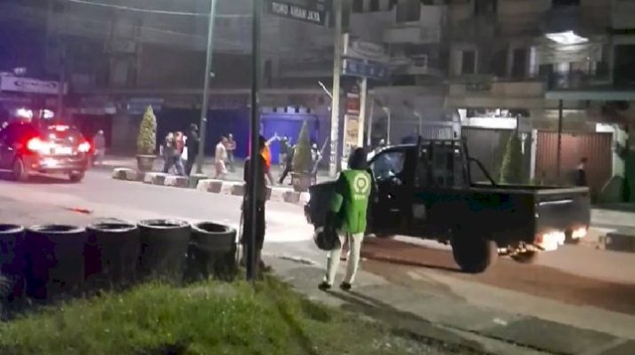Serang warga di Jambi, salah satu anggota geng motor tewas terkena senjata tajam. Hal ini terjadi saat bentrokan dengan sekelompok pemuda di kawasan Telanaipura, Kota Jambi, Sabtu (5/12/2020) dini hari.