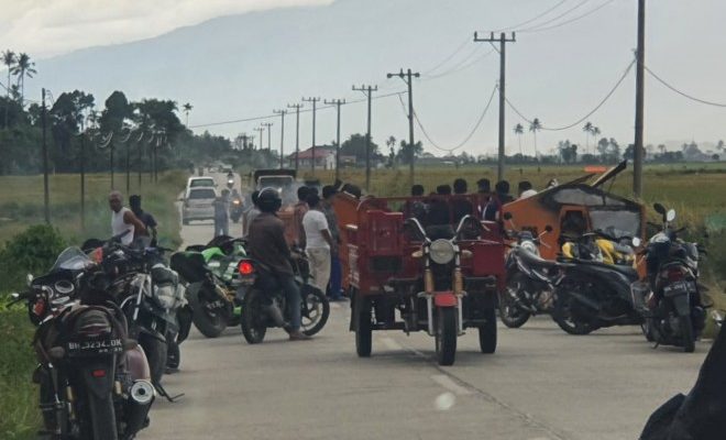 Warga Semerap blokir akses Jalan Nasional di Kecamatan Danau Kerinci Barat, Kabupaten Kerinci, Senin sore (7/12). Mereka menuntut tersangka penembakan terhadap warganya waktu lalu, di tangkap.