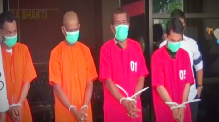 Berbagai macam cara di lakukan, oleh para pelaku penyeludupan barang haram Narkoba di Jambi. Kali ini 4 pelaku di bekuk Polda Jambi, lantaran kedapatan melakukan penyeludupan sabu dalam ban serap mobil pribadinya.