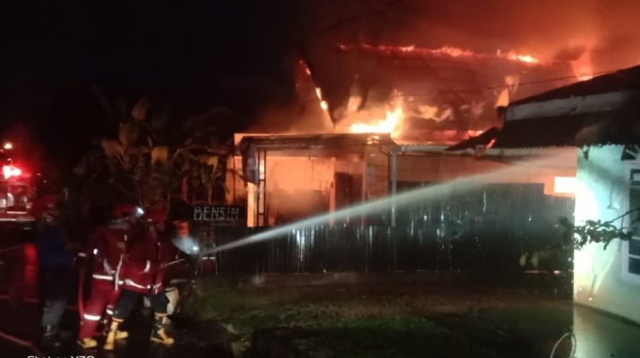 Kebakaran hebat kembali Terjadi di kota jambi, tepatnya di RT 06, Kelurahan Sukakarya, Kecamatan Kota Baru, pada Rabu (9/12) dini hari tadi.