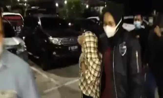 Baru-baru ini, artis tanah air kerap kali terlibat prostitusi online. Kali ini seorang artis di tangkap polisi, saat berada di kamar hotel berbintang, Kamis malam (17/12/2020).