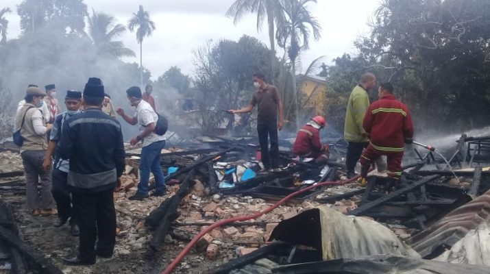 Baru saja terjadi kebakaran di SD 175/IV yang bertempat di Jalan Raya Yamin, Rt 01, Lorong Bungo Tanjung, Kelurahan Telanaipura, Jum'at (18/12/2020). Akibat kebakaran sekolah di Telanaipura itu, kelas dan ruang guru hangus terbakar.