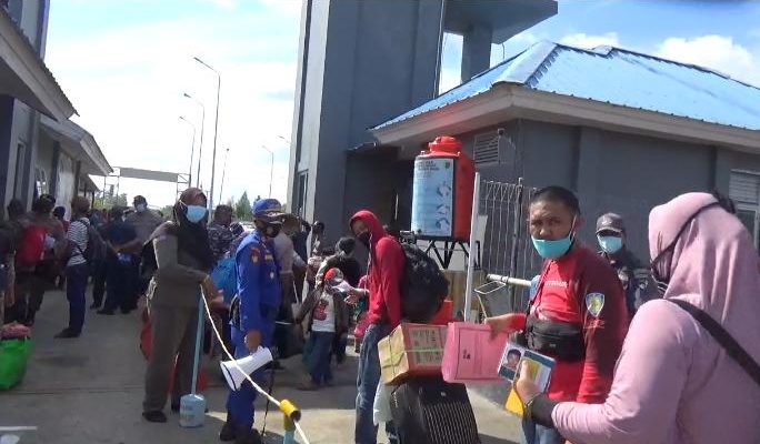 Jelang libur Nataru, banyak penumpang yang menggunakan jalur transportasi. Hari ini, ratusan penumpang dari Kota Batam melalui Pelabuhan Roro, Kuala Tungkal, Kabupaten Tanjabbar mulai berdatangan, Rabu (23/12/2020).