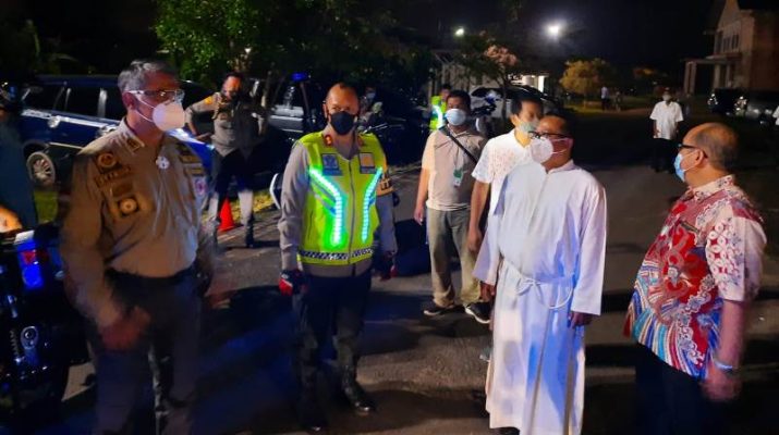 Kapolda Jambi, Danrem 042/Garuda Putih dan Walikota Jambi, Kunjungi Gereja Khatolik Santo Gregorius Agung, Kamis (24/12/2020).