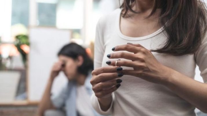 Belakangan ini, persoalan aneh kerap menjadi boomerang dalam rumah tangga di Indonesia. Salah satunya, pasangan wanita berusia 32 tahun ini. Betapa tidak, tak terima suaminya selingkuh dengan pria, sang istri langsung lakukan gugatan cerai di pengadilan.