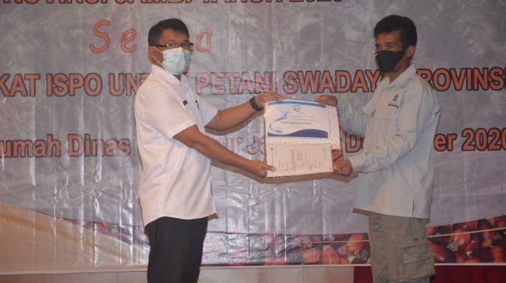 BERITA JAMBI - Serta penyerahan Sertifikat ISPO (Indonesian Sustanable Palm Oil) yang di berikan untuk Petani Swadaya Sawit Provinsi Jambi.