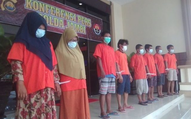 Polda Jambi kembali berhasil amankan jaringan pengedar Narkoba. Dari 150 Kg Sabu yang di amankan Polda Jambi, salah satunya dari gendongan anak. 