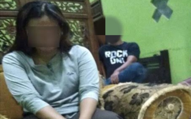 Entah apa yang merasuki wanita ini, hanya karena punya banyak warisan dari orangtua, seorang istri ini lupakan suami dan selingkuh dengan pria lain.