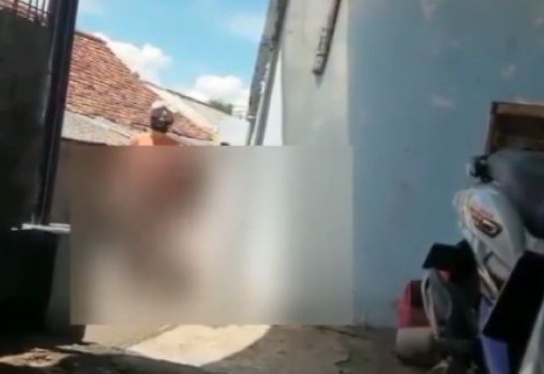 Seorang perempuan, terekam sedang menghajar seseorang, yang di duga adalah ibunya sendiri. Parahnya lagi, wanita ini malah mengaku dirinya Dajjal.