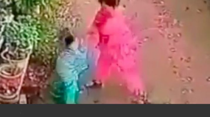 Baru-baru ini seorang ibu-ibu kembali gegerkan publik. Pasalnya, ia nekat Aniaya anak kecil hingga trauma, gara-gara kembang miliknya di rusak.