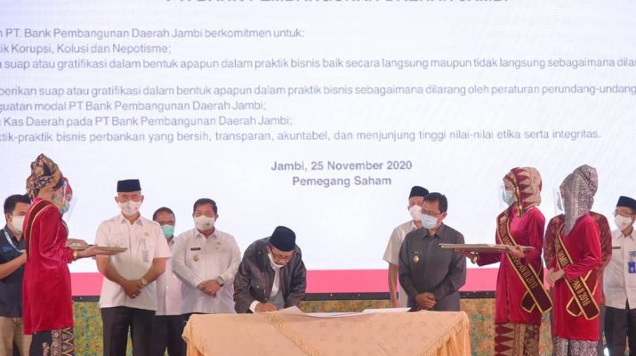 Sekda Muaro Jambi Hadiri Launching Clear and Clean Bank Jambi, di ratu conventions center pada Rabu (25/11/2020).