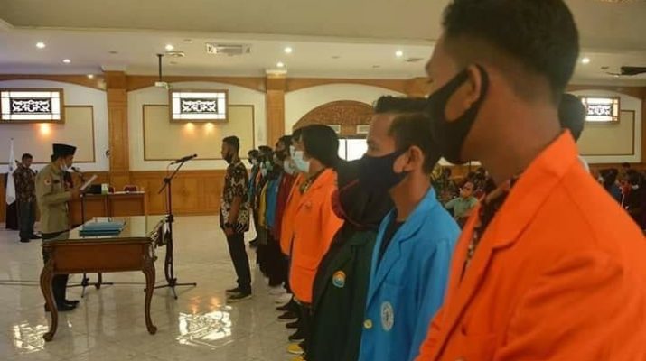 Sekda Kabupaten Muaro Jambi, Jangning lantik pengurus gerakan mahasiswa Kecamatan Sekernan Muaro Jambi, Selasa pagi (24/11/20).