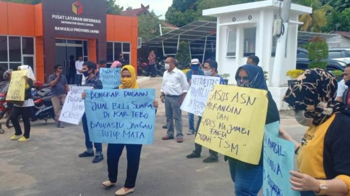 Terkait pelanggaran Pemilu beberapa waktu silam, Sekelompok massa yang mengatasnamakan Ampuh menggeruduk kantor Bawaslu Provinsi Jambi.