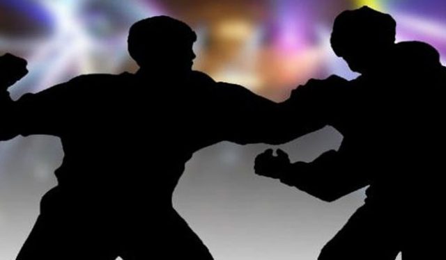 Saat melakukan monitoring, tempat usaha di pinggiran kota, tiba-tiba terjadi hal tak terduga. Betapa tidak, seorang lurah yang ikut dalam kegiatan itu dipukul oleh pengunjung di sebuah cafe.