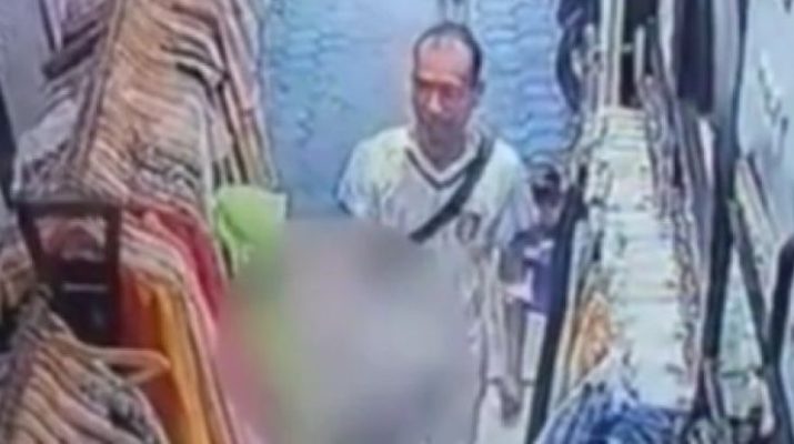 Kal ini, menimpa dua orang wanita yang tengah melihat koleksi pakaian di sebuah toko. Aksi Pria colek Payudara wanita berhijab yang