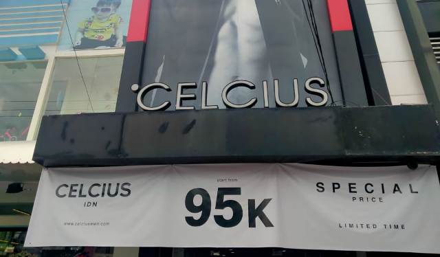  Jelang Tahun Baru 2021, banyak  promo yang di lakukan oleh pelaku usaha di Provinsi Jambi. Salah satunya toko pakaian anak muda beken saat ini, yakni Celcius yang berada di kawasan Mayang Kota Jambi.