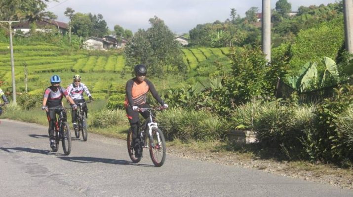 Kapolda Jambi Irjen Pol A Rachmat Wibowo,bersama Pejabat Utama (PJU) Polda Jambi, melaksanakan kegiatan patroli Kamtibmas di Kabupaten Kerinci, dengan kendarai sepeda, Jumat (8/1) sekitar pukul 09.00 Wib.