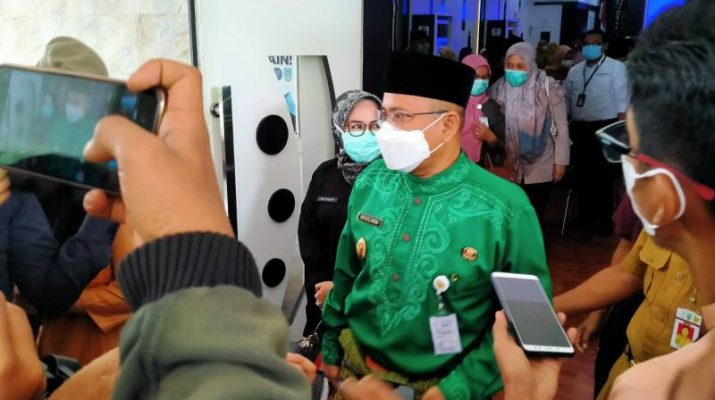 Bertempat di Aula Bappeda Kota Jambi, Senin (11/1/21) rapat Persiapan Pencanangan Vaksin Covid-19 di gelar. Dalam rapat ini, Wawako Maulana menyampaikan tak bisa ikut vaksin di awal. 